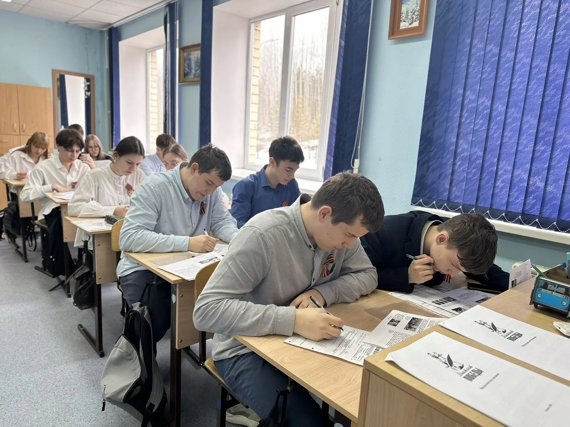 В нашей школе с гордостью и уважением к истории прошёл Всероссийский диктант Победы! 📜  Учащиеся 8-х