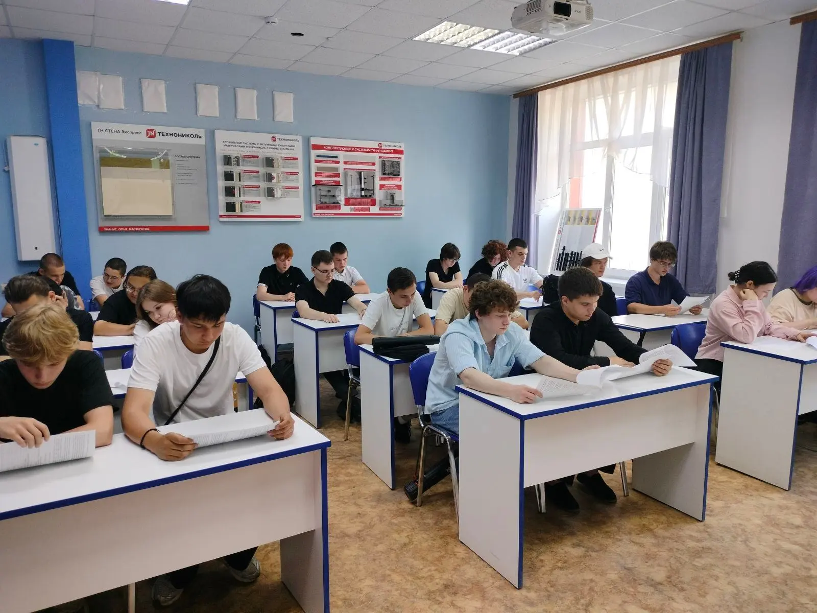 Продолжается обучение по линии РСО: будущие облицовщики готовятся к аттестации

Студенты, осваивающи