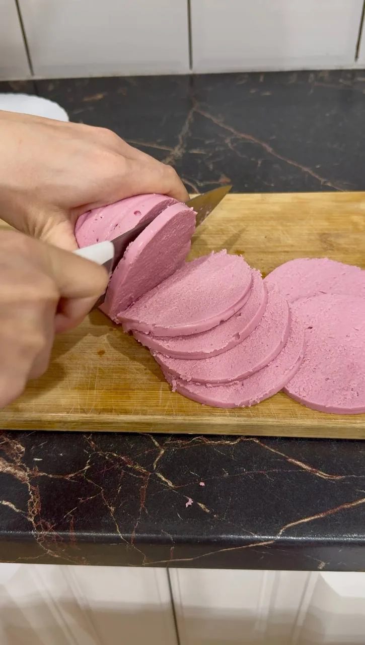 Вкусная домашняя колбаса  для ребёнка без ГМО и консервантов
Мой сын её обожает 🔥
Колбаса получаетс