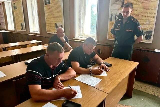 Глава Мичуринска Максим Харников подписал контракт с Министерством обороны и вступил в ...