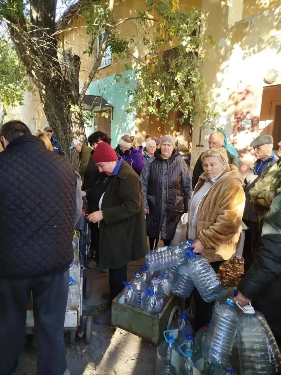 В трёх районах Донецка организовали бесплатную доставку питьевой воды