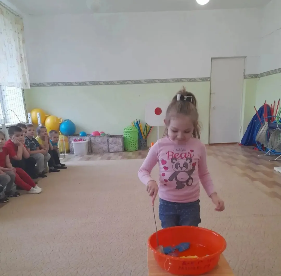 С каждым днем становится холоднее, это  самое опасное время, когда лед на водоемах тонк...