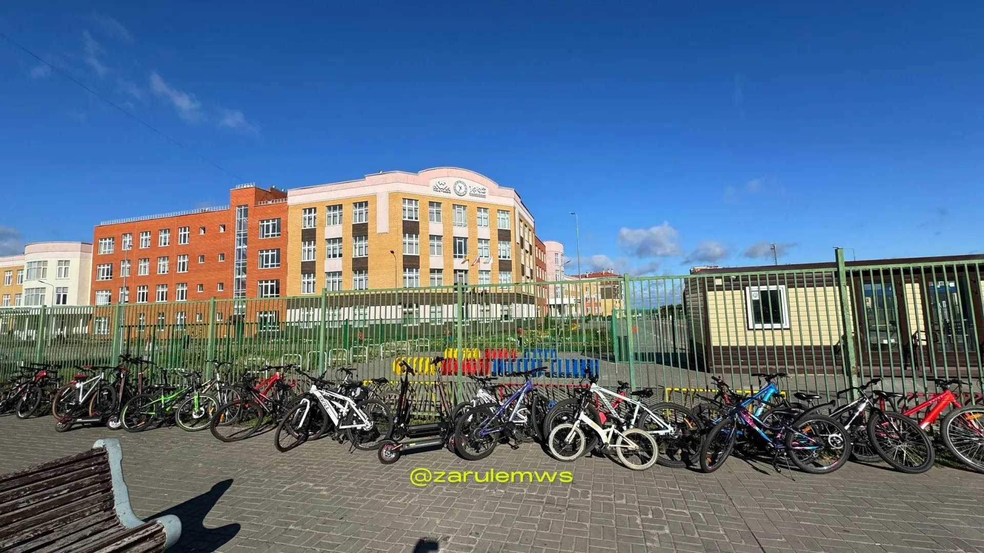 🚴‍♂️🪧 Сотня байков вдоль забора: школьники Нового города устроили тихий бунт против з...