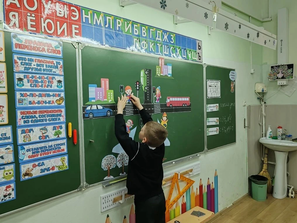 Сегодня на уроке кубановедения ребята 1 А класса рассказывали о том, как они безопасно добираются до