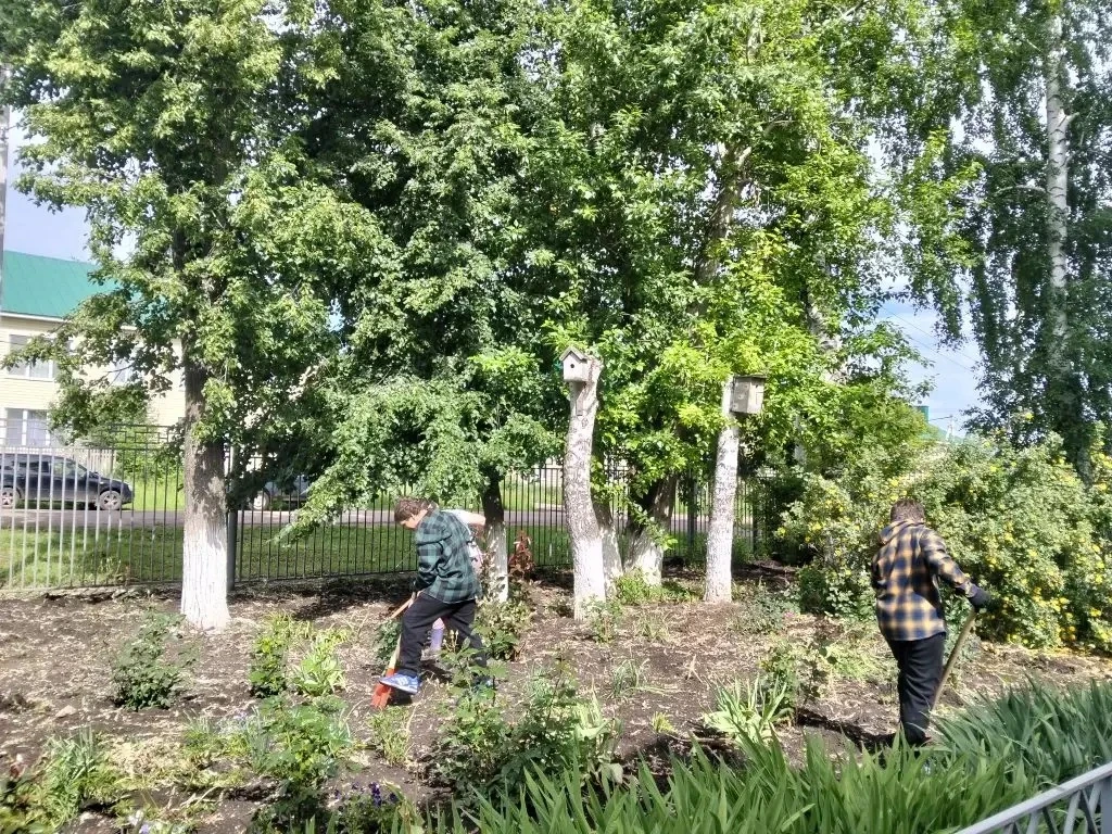 Вместе — к чистоте!*🌳

Сегодня на закрепленной территории МБОУ СОШ 8 прошел субботник, в котором ак