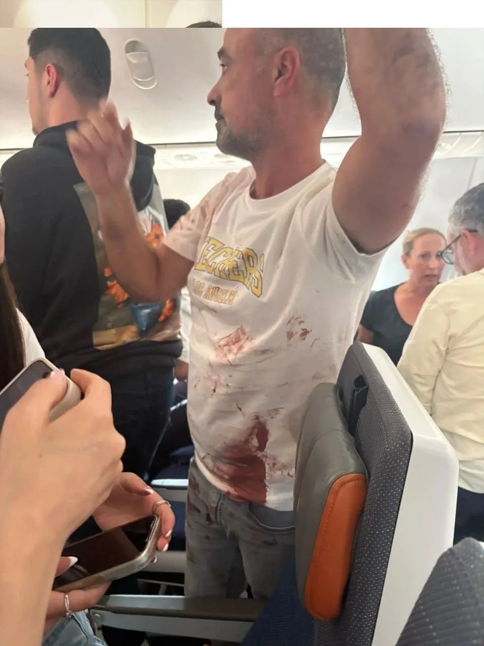 👊Пилоты из России и Украины устроили драку в кабине самолёта на рейсе Дубай — Тель-Авив.