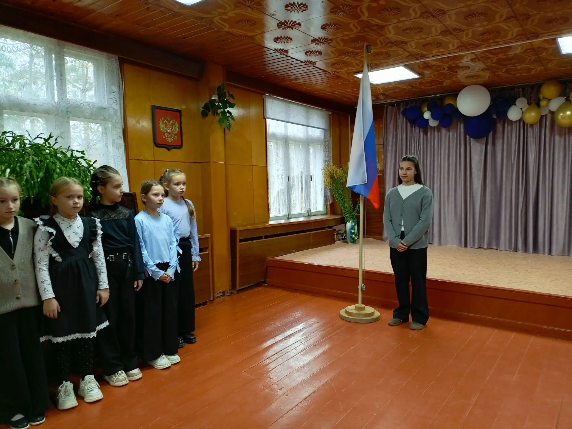 Утро понедельника в МОУ "Желябовская школа", как обычно началось с поднятия флага и исп...