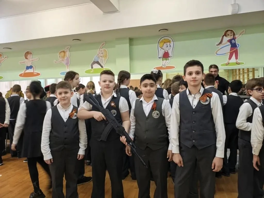 📣 История в деталях: выставка ко Дню Победы в МАОУ СОШ № 9  🎗️ В преддверии Дня Победы в МАОУ СОШ № 