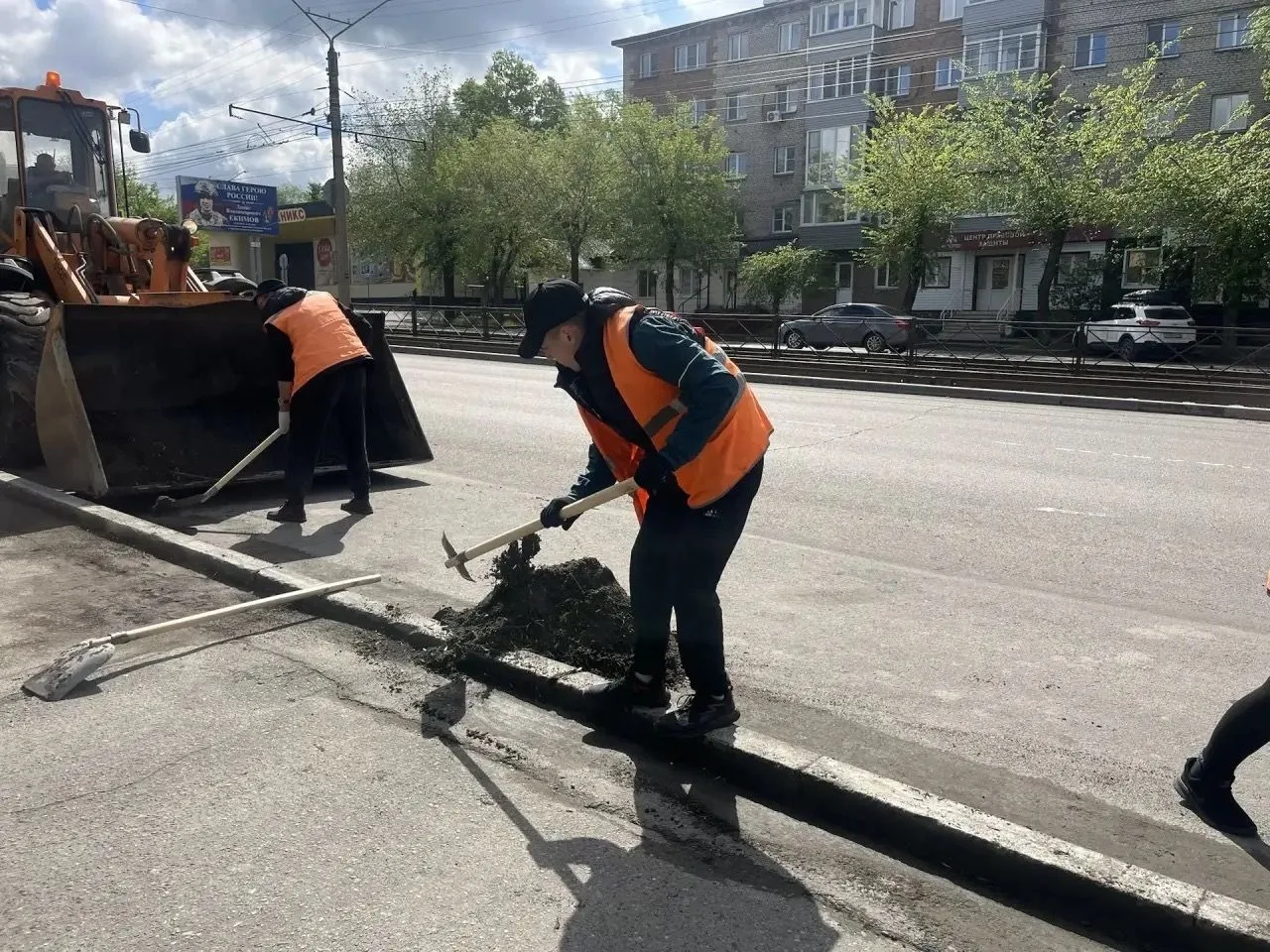 Коммунальные службы города продолжают работы по благоустройству и содержанию территорий ⁣ 🚜Локально-