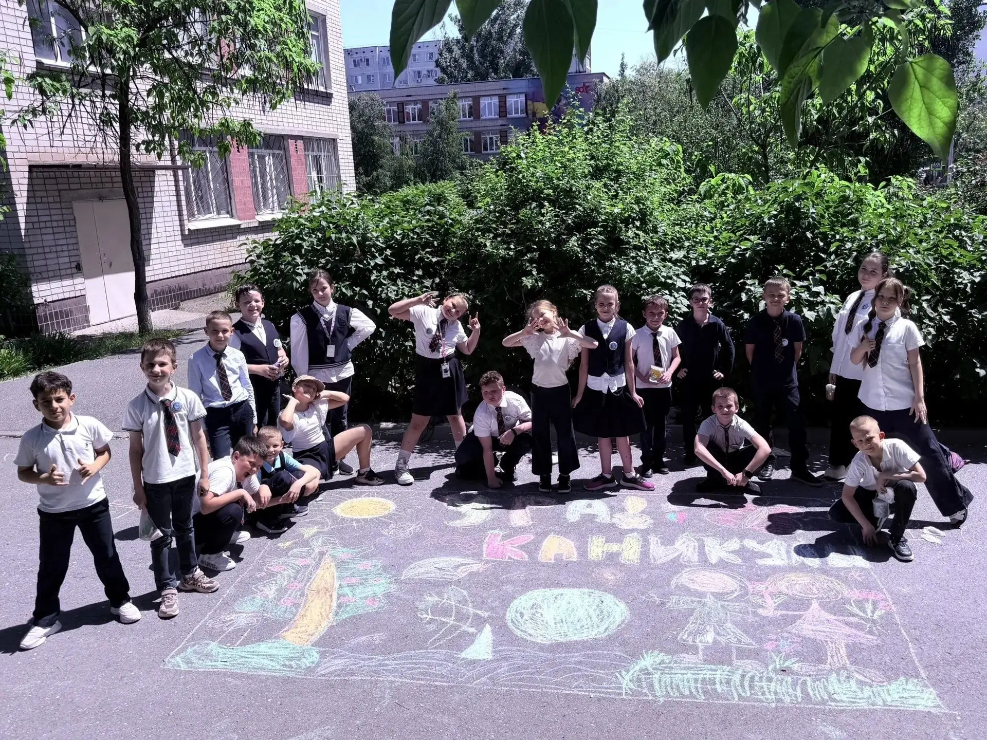 🎨 Урок ИЗО в 3В — на улице! В честь окончания учебного года ребята вышли на улицу и создали коллекти
