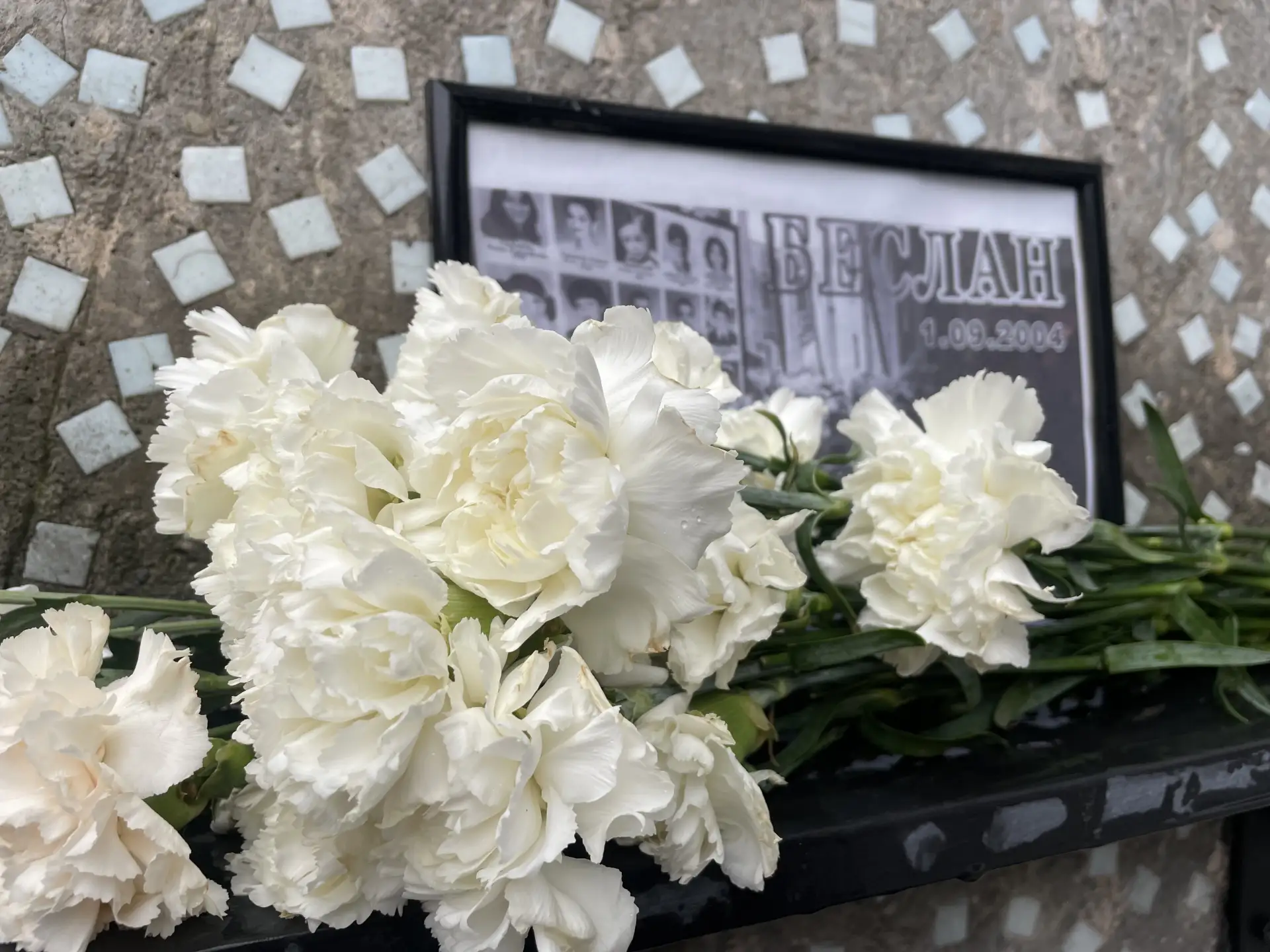 🕯️ В школе прошла линейка «Белая гвоздика» ко Дню солидарности в борьбе с терроризмом.