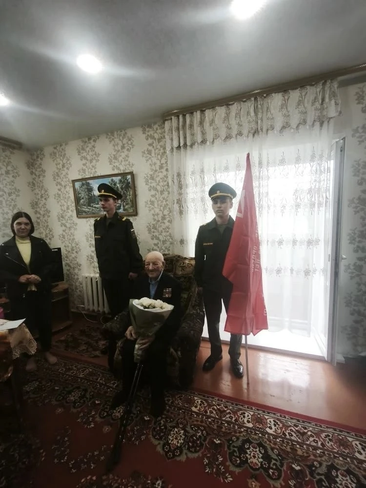 Мы помним, мы гордимся   Курсанты ВПК «Стрижи», учащиеся 9-го класса Кадиров Баховидин и Меньшиков Р
