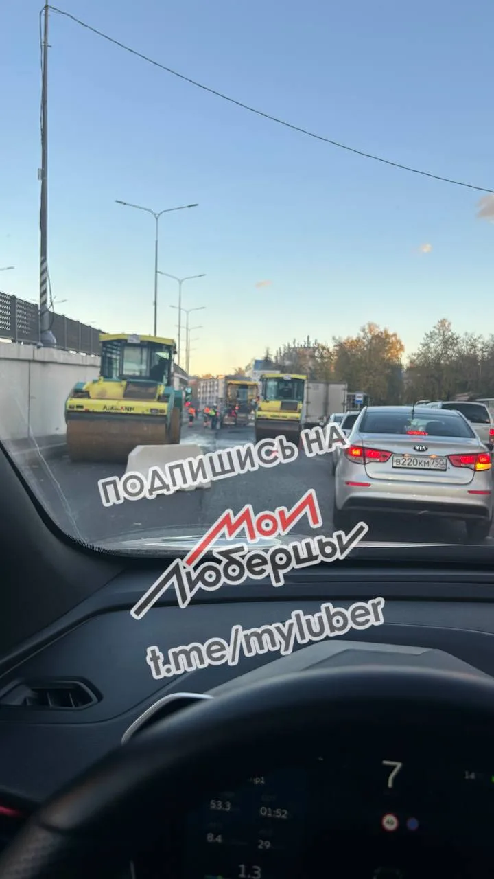На дублёре Октябрьского укладывают асфальт