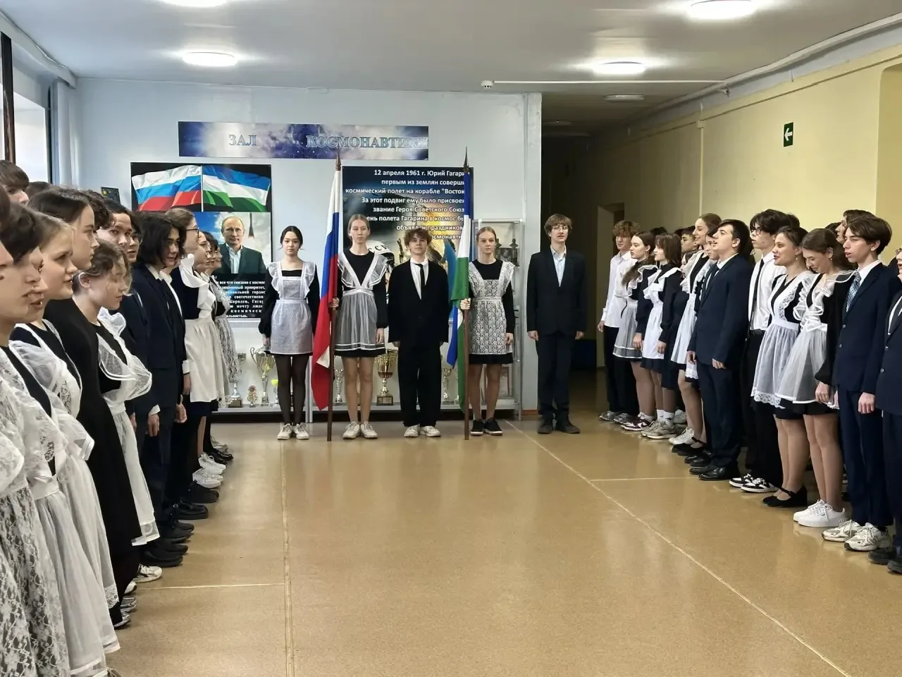 Новая учебная неделя стартовала с традиционной линейки и исполнения гимнов Российской Федерации и Ре