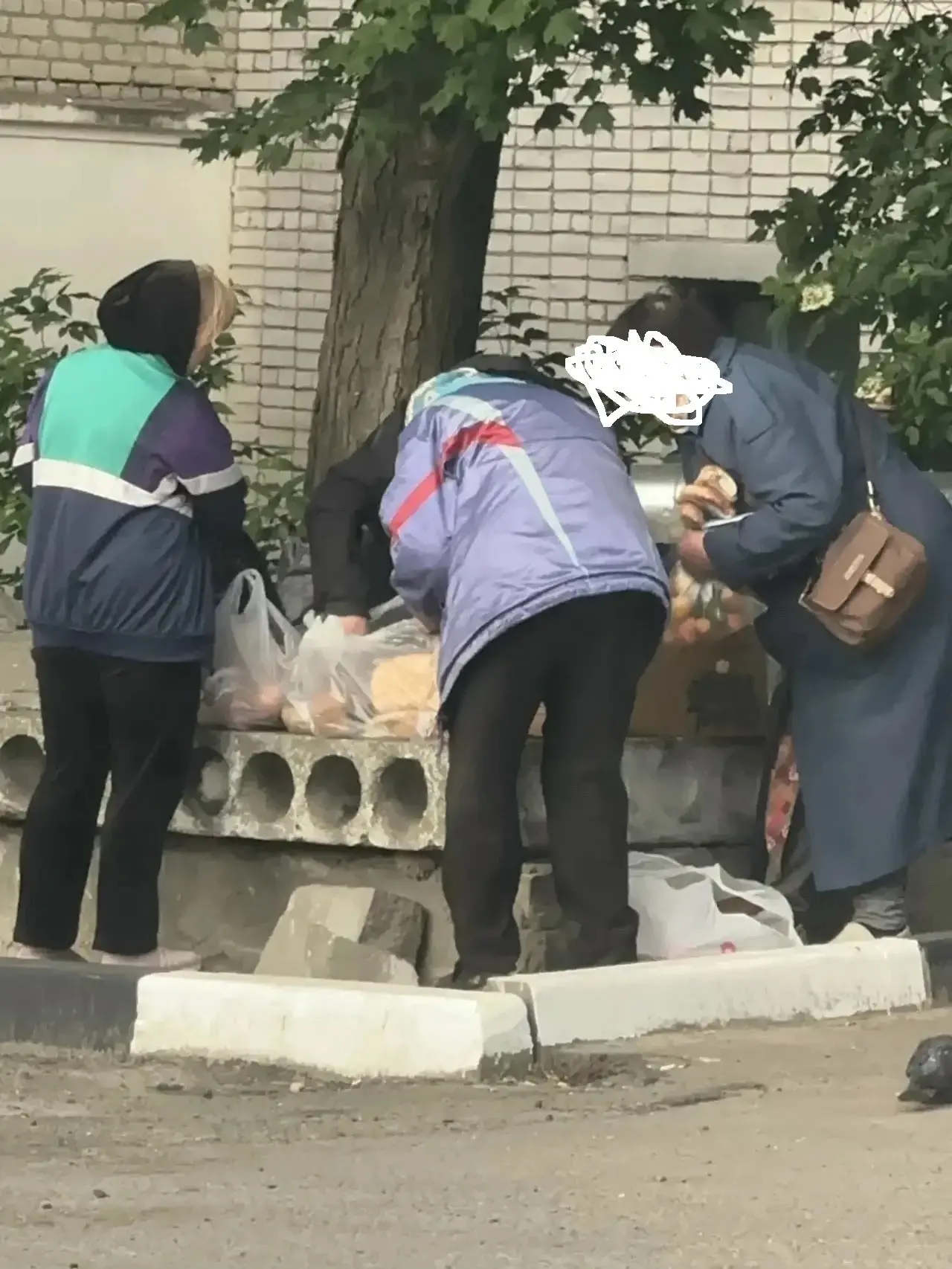 Здравствуйте. Лучше выбросить продукты, чем раздать нуждающимся!
Наблюдала такую картину как на помо