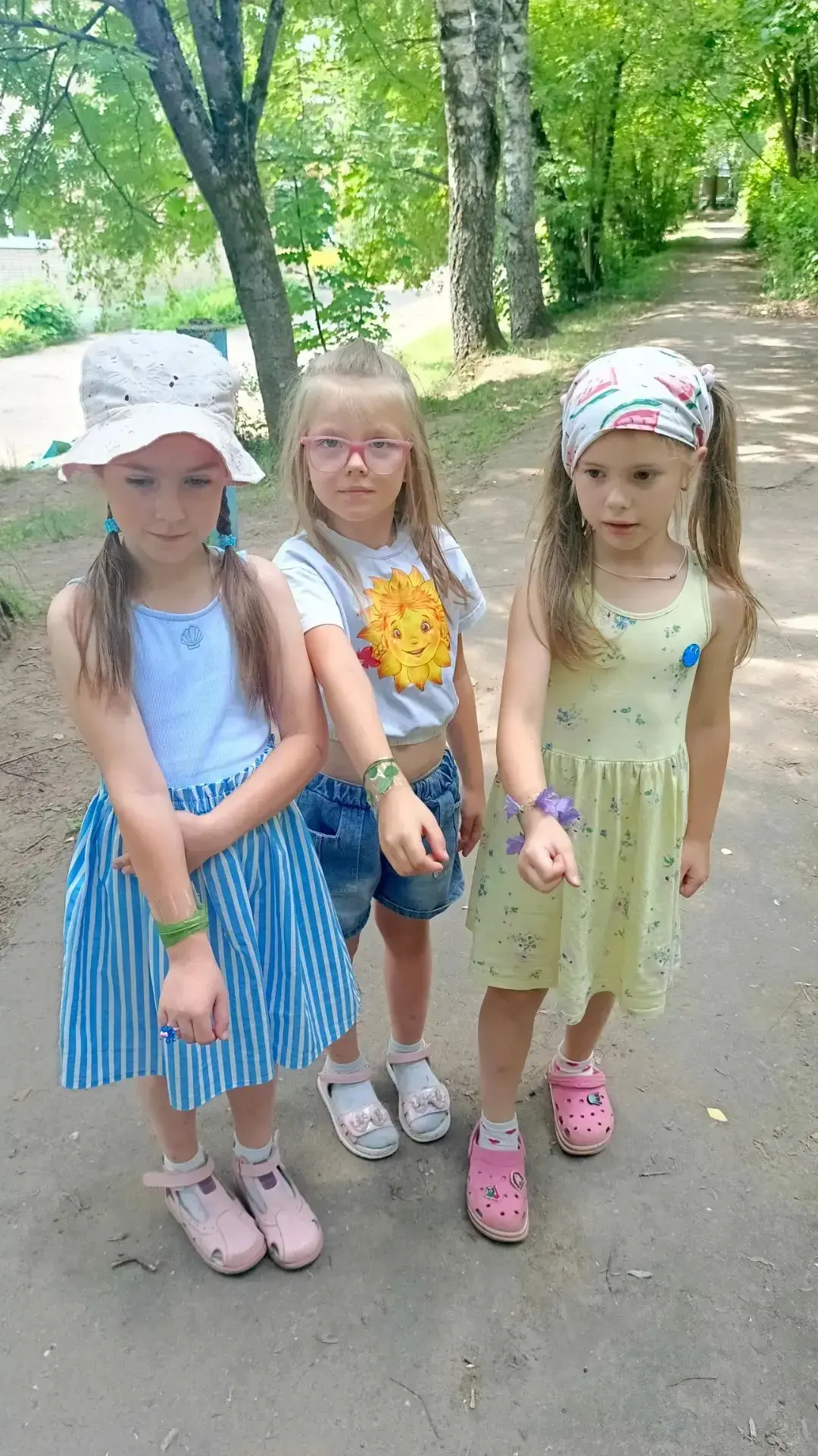 🌞 Летнее творчество на прогулке: Браслеты из скотча и цветов

Вот и наступило настоящее лето, а это