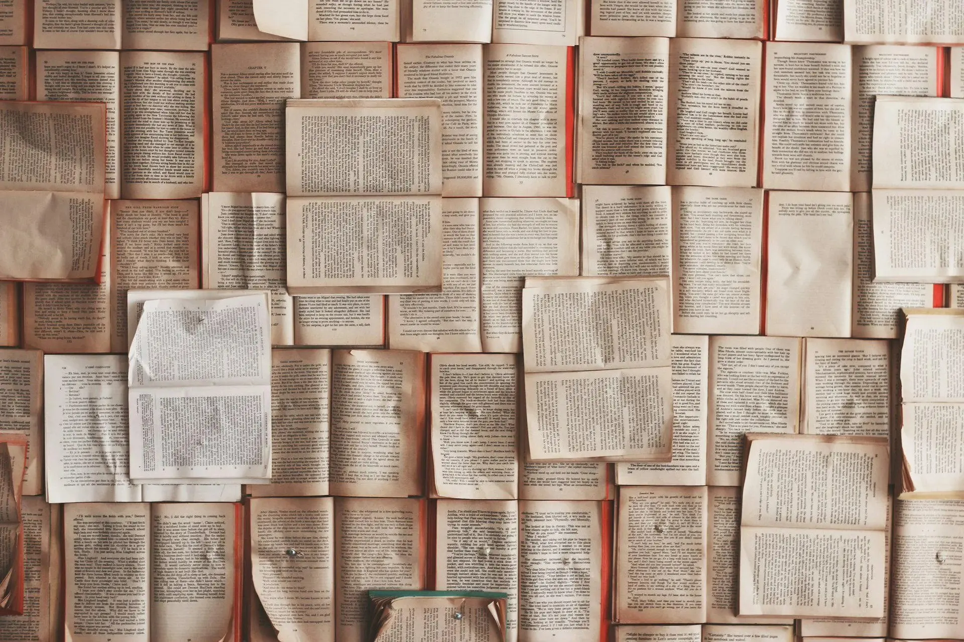 ИИ-компании массово скупают и уничтожают книги 

404 Media опубликовало статью, бросающую серьёзную 