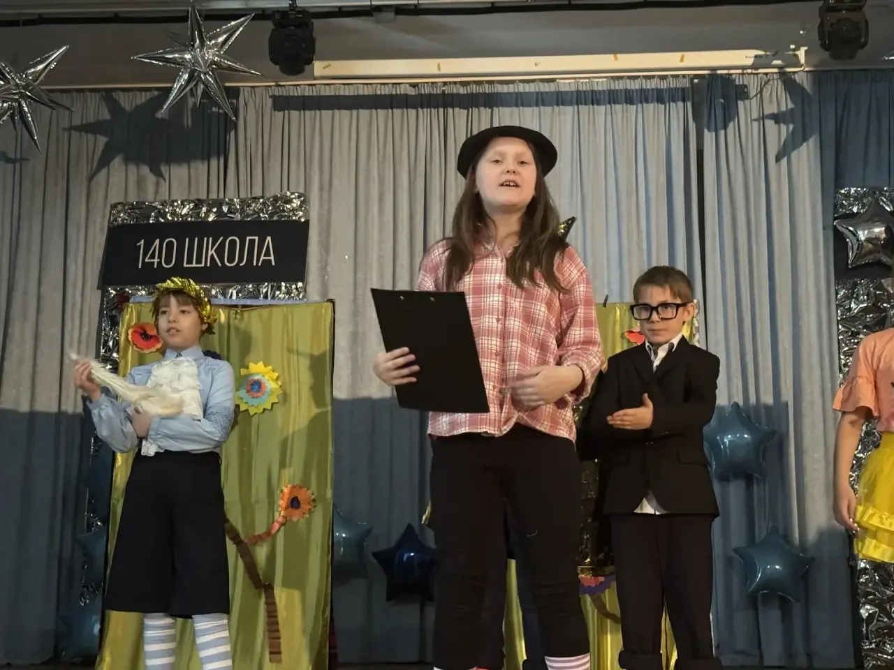🎭✨ Спектакль «Незнайка и его друзья»✨🎭  Сегодня в нашем актовом зале царила настоящая атмосфера праз