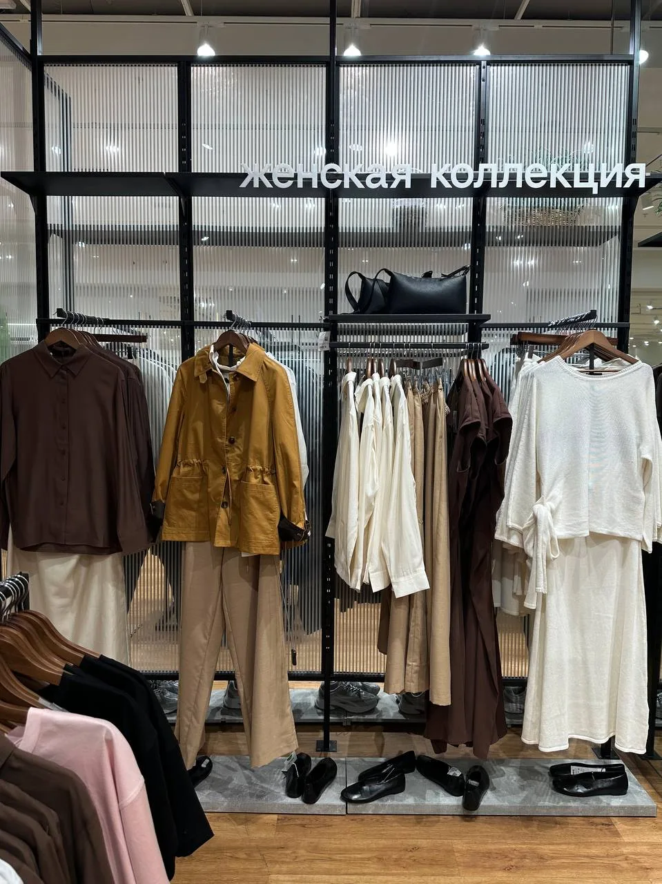 И одним глазом заглянула в Sela, ну очень красивая новая коллекция. 
Оттенки красивущие осенние. 

У