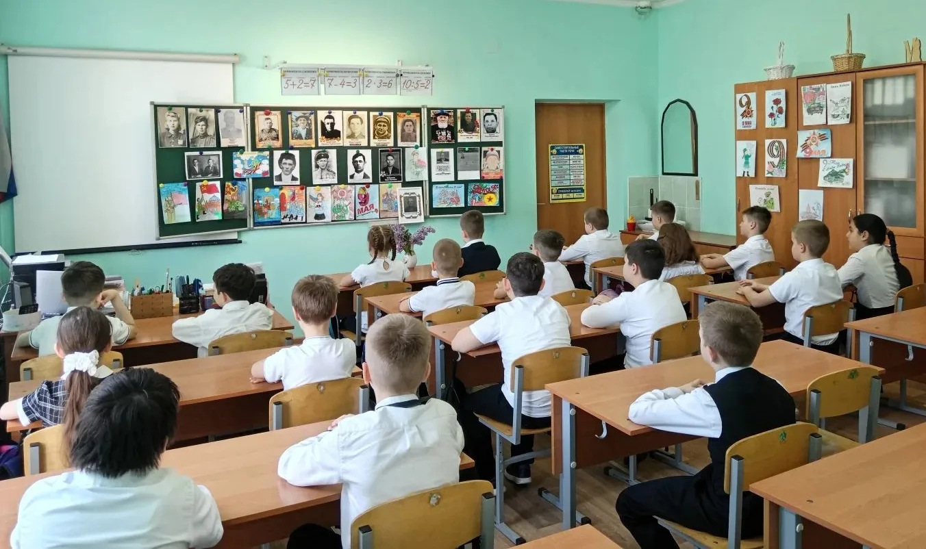 Свеча памяти в маленьких сердцах: как 3 «А» прикоснулся к подвигу  8 мая  в нашем 3 «А» классе проше