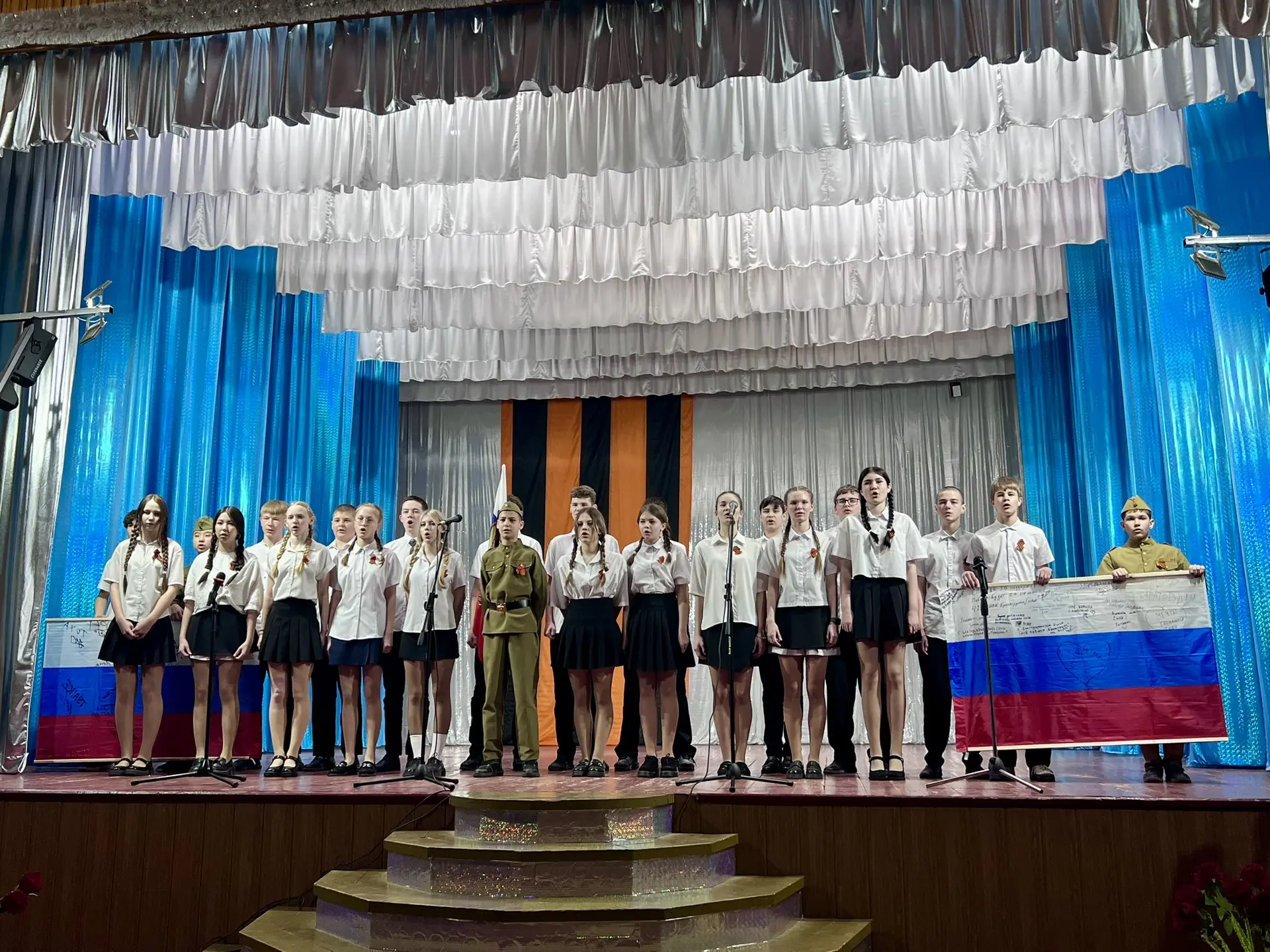 🇷🇺🕊️Ежегодный патриотический конкурс «Пою моё Отечество!» среди 7-8 классов.   💐Победителями конкурс