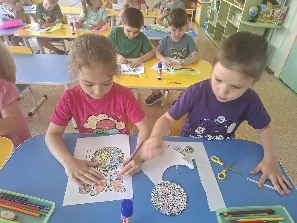 🐝 Наши юные творцы создали настоящие шедевры! 🐝

Ребята выполнили аппликацию пчелы — такого важног