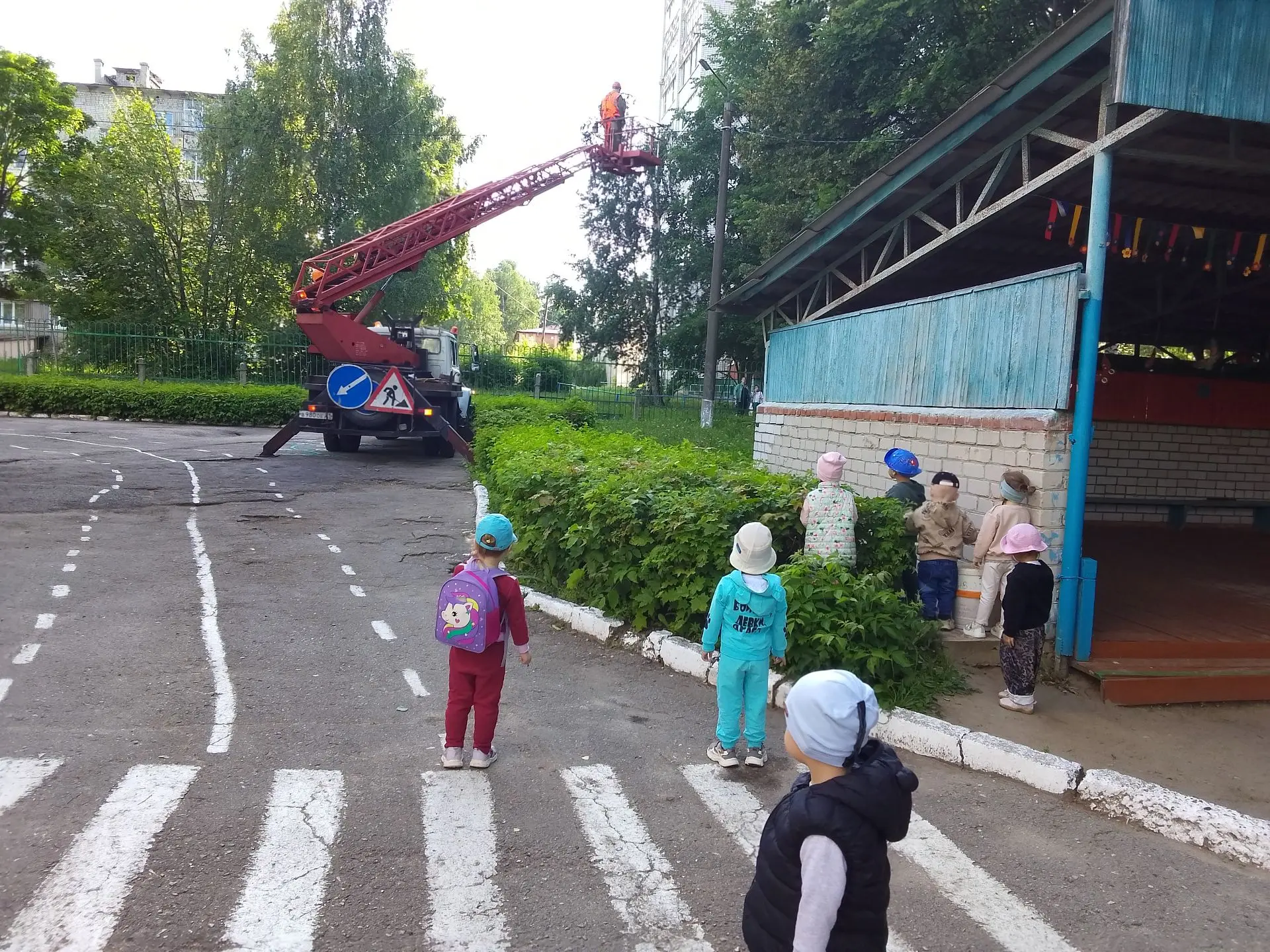 Ребята группы "Радужка" с интересом наблюдали за работой работников электровышки. Дети узнали о рабо