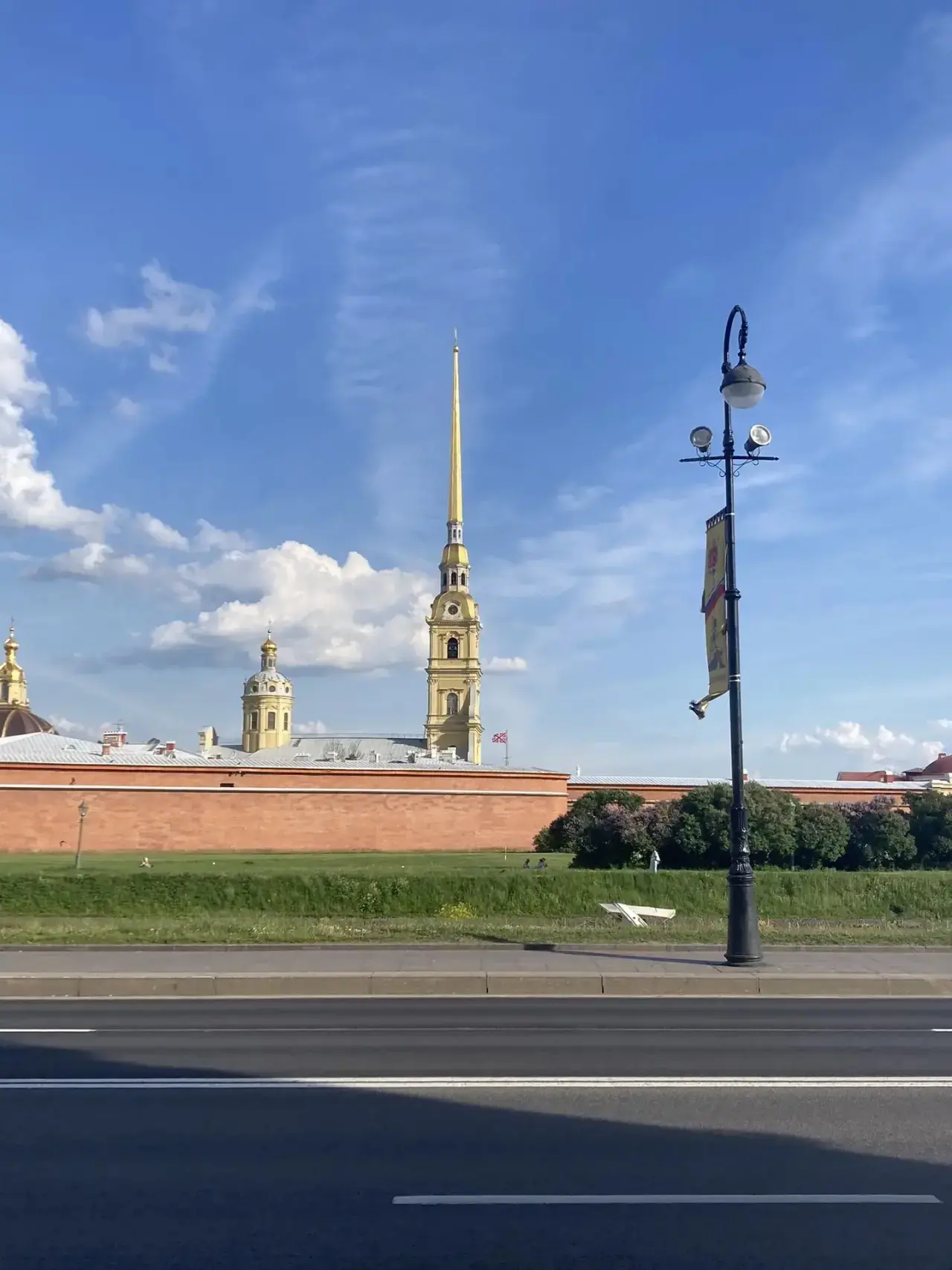 После занятий в средней группе «Василиса» Аня так загорелась историей, что недавно побывала в Петроп