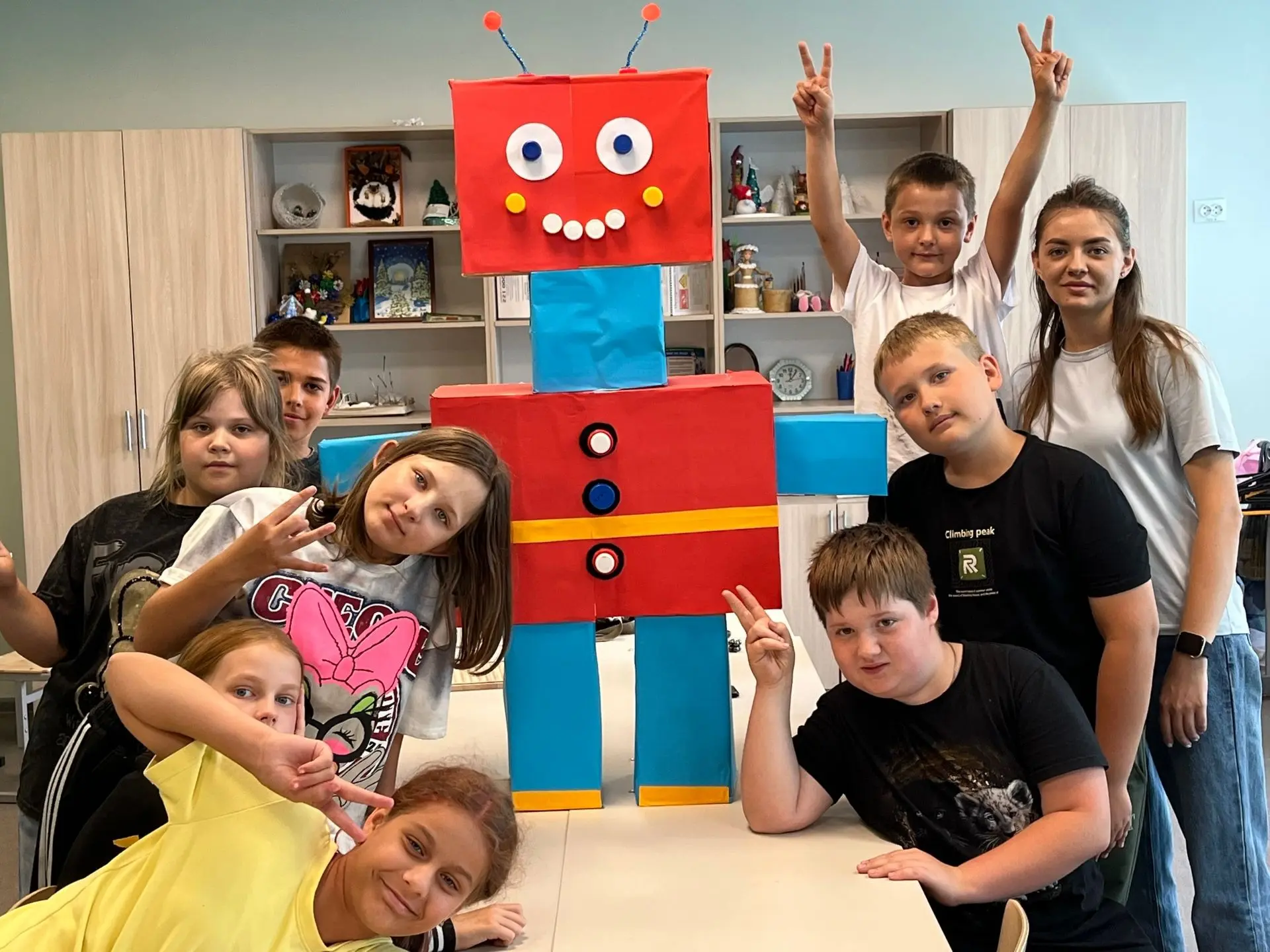 ☺ 16.06 Будущее уже наступило: День роботов в нашем лагере «Улыбка» Займищенской СОШ!
🤖 Сегодня реб