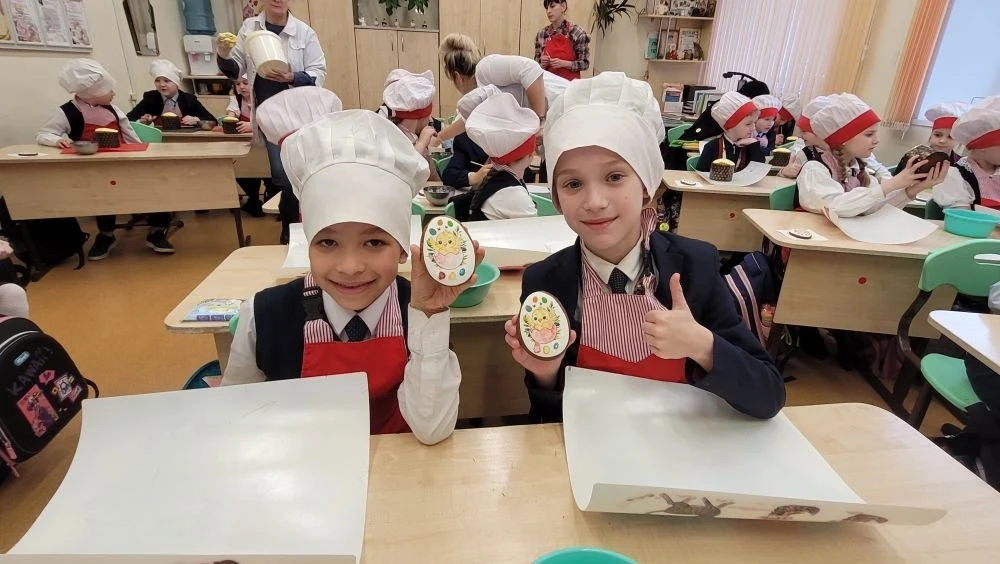 Пасхальные традиции ожили на мастер‑классе по изготовлению куличей, который прошёл в 1 Б классе.  Бы