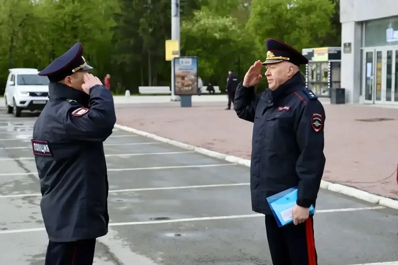 В Новосибирске состоялась торжественная церемония вручения ключей от новых служебных автомобилей под