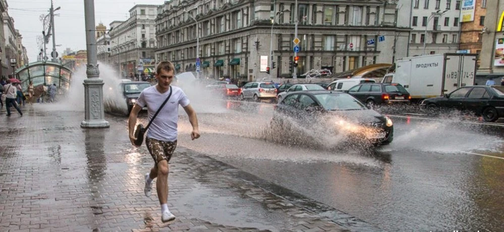 ❗️ Облившему пешехода из лужи водителю грозит штраф и даже лишение свободы  Это может классифицирова