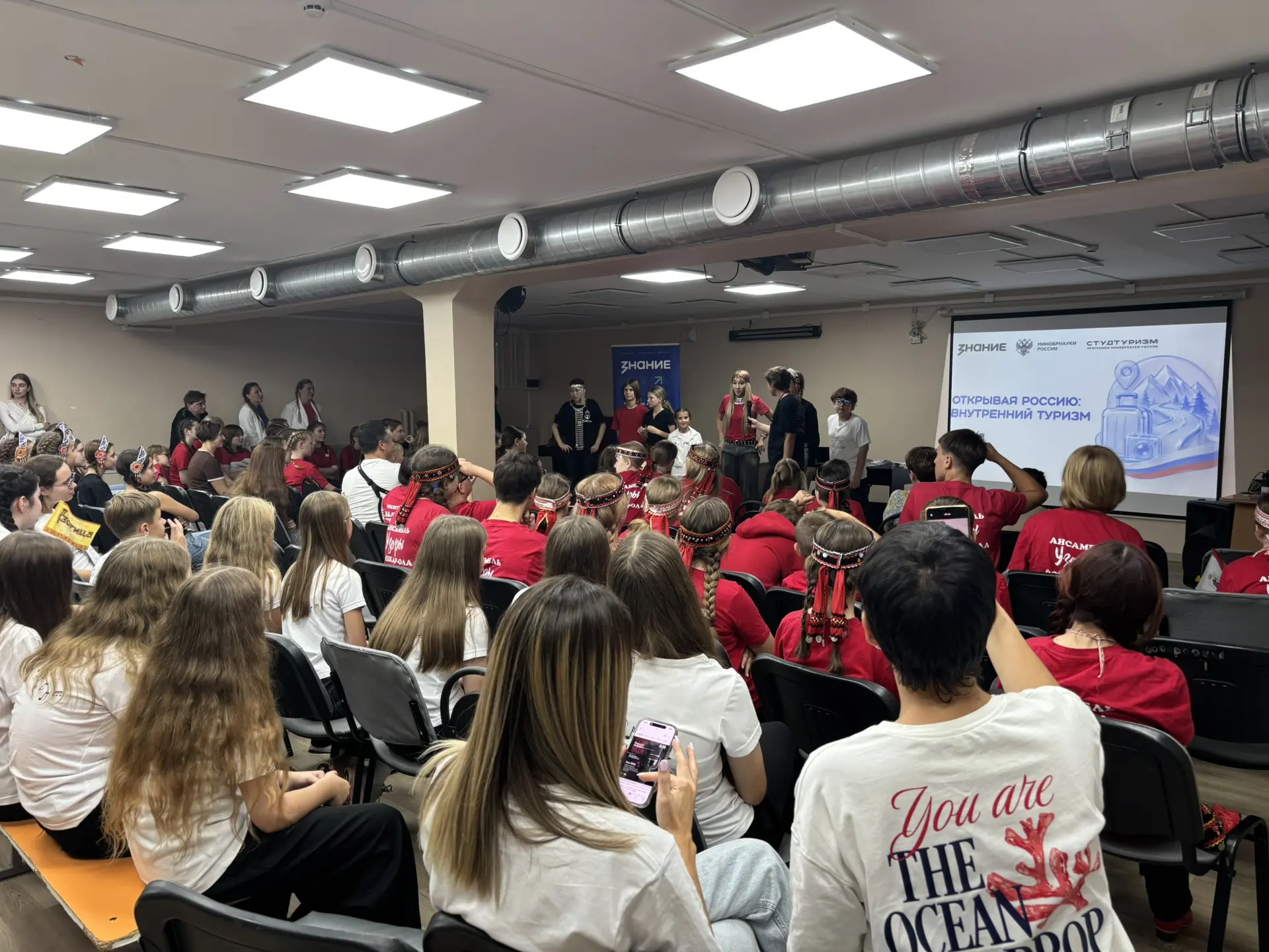 Вечера у нас проходят тоже насыщенно! Ребята в разных лагерях играли в музыкальное бинг...