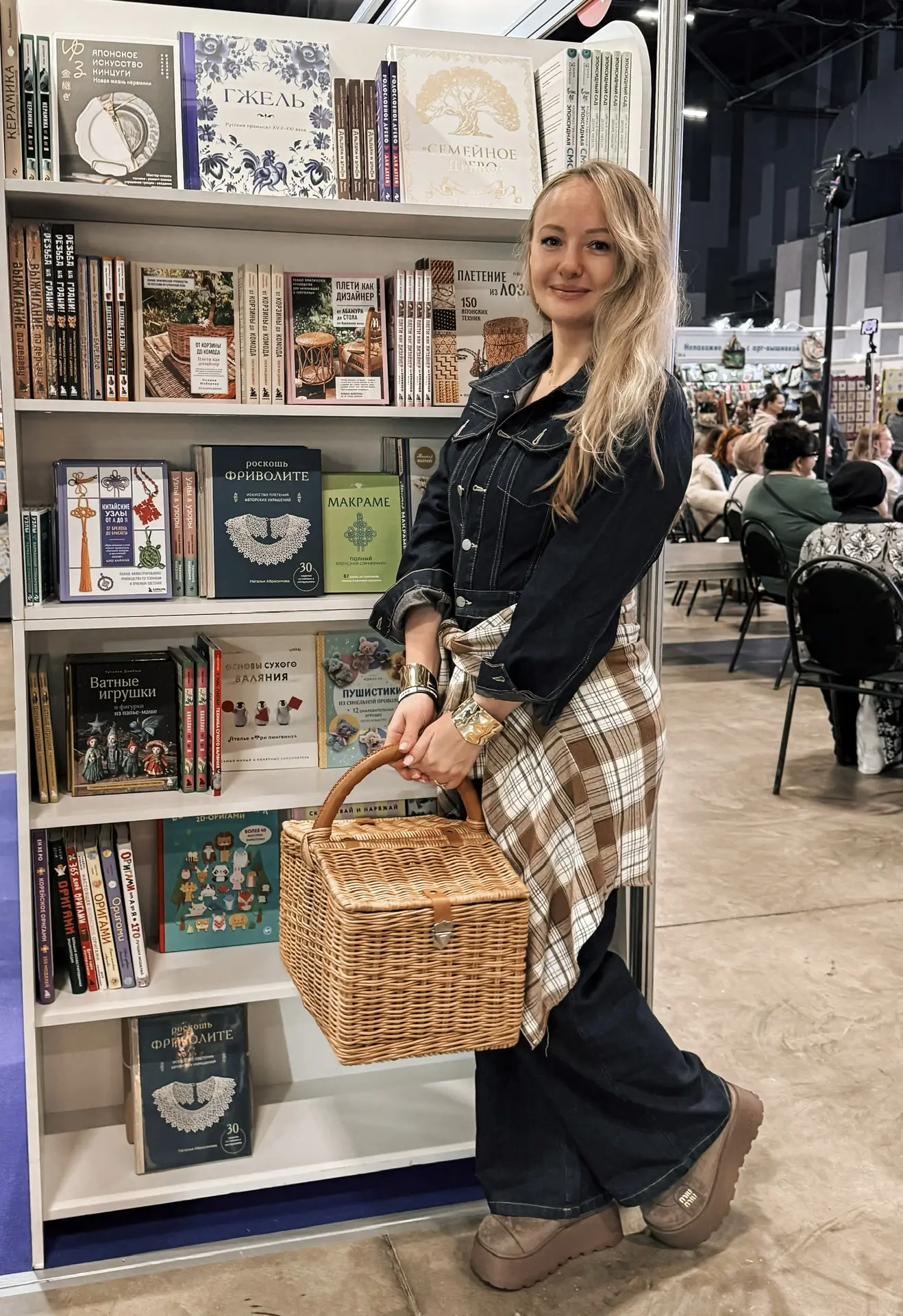 Привет! Вчера была на формуле рукоделия от издательства ЭКСМО, представляла свою книгу. Даже голова 
