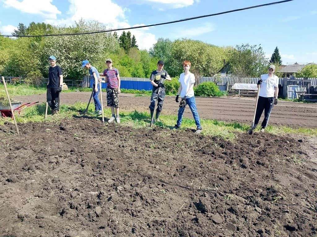 Уже не первый раз ребята патриотического клуба «Патриот» оказывают помощь ветеранам педагогического 