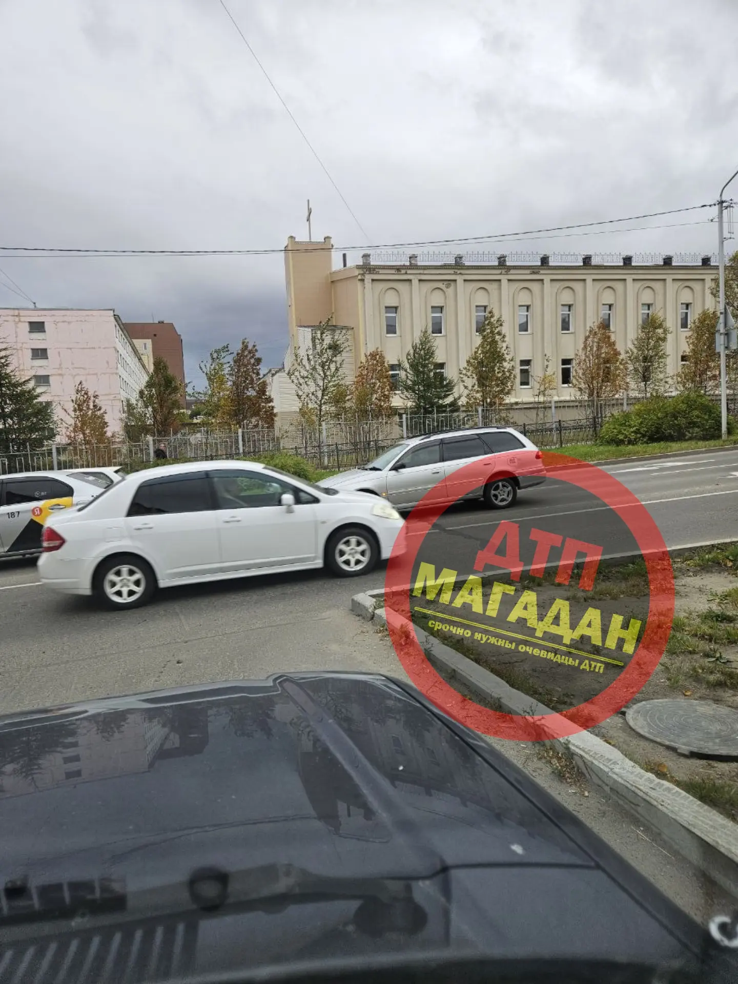 Возле 17 школы ...выезжать.со двора сложно...заужен выезд..и острый угол бардюра не даё...