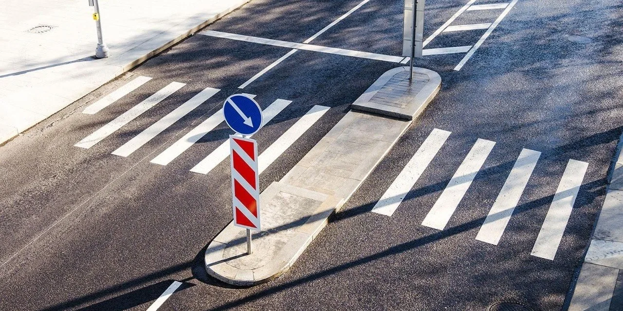 🛣️ В Тушино ночью обновляют разметку на «зебрах», чтобы не мешать машинам

Сначала приводят в поряд