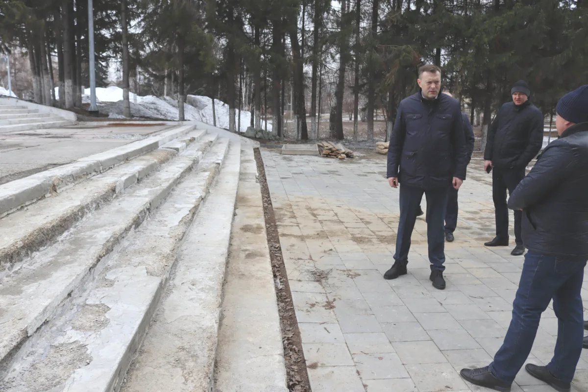 Глава Бердска Семён Лапицкий проверил ход благоустройства Парка Победы  Работы планируют завершить