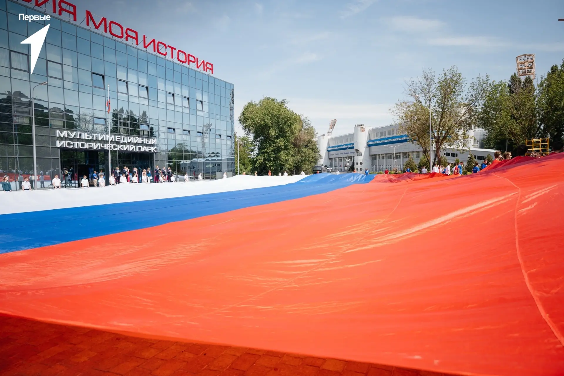 Первые развернули самый большой флаг России площадью 1500 квадратных метров 🇷🇺

Действие развернул