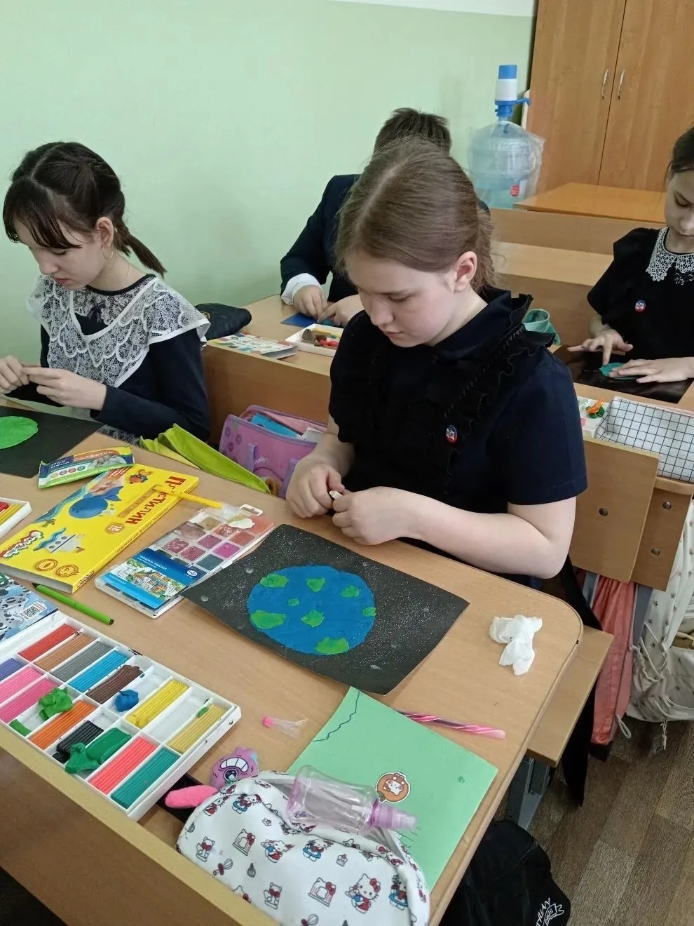 🌎На уроке технологии во 2 корпусе ребята из 4Г и 4Д классов (классные руководители — Горячева Н. В. 