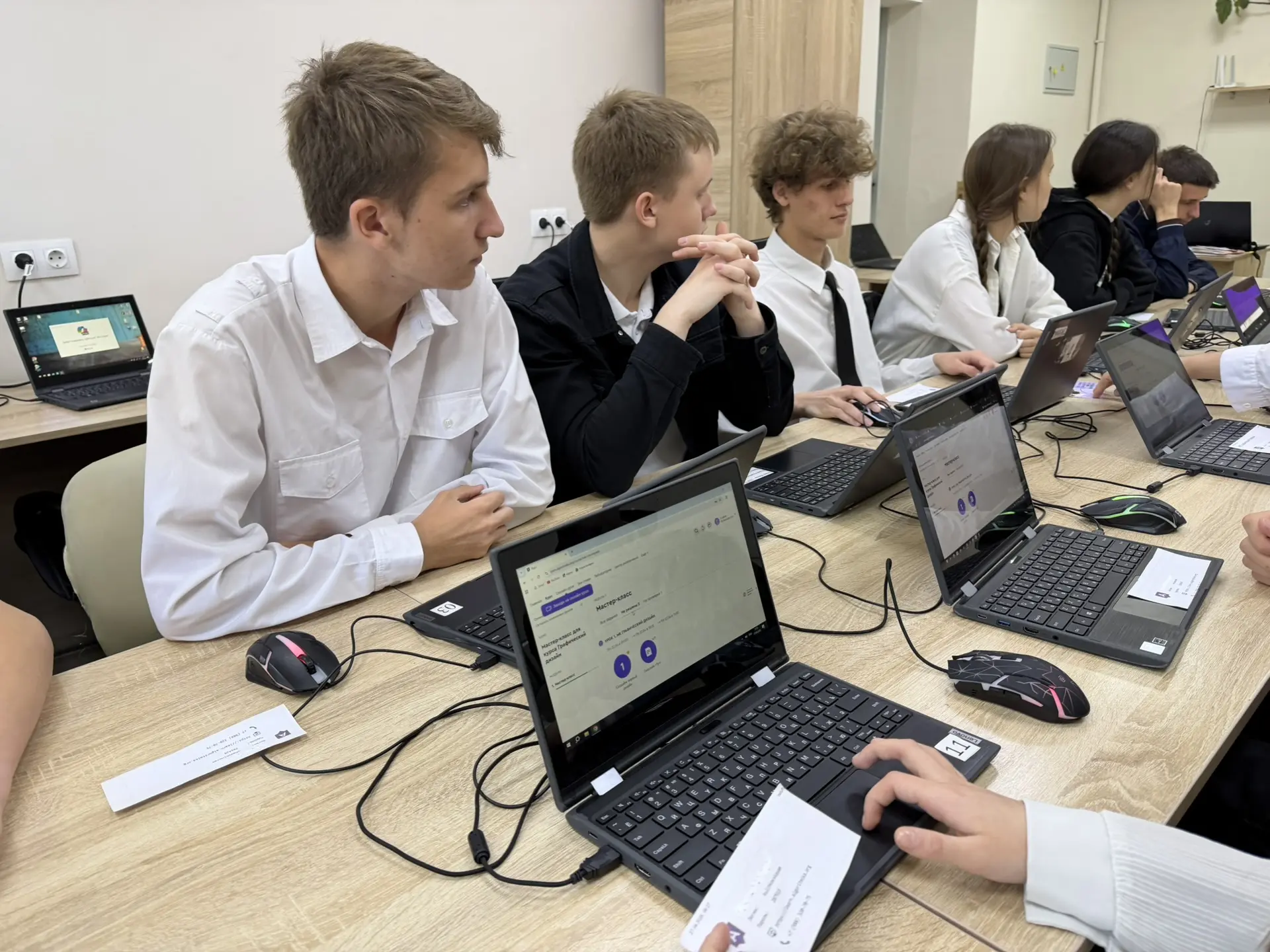Кем быть? А давайте попробуем дизайн! 🧑‍💻✨  9-е классы закрыли неделю профориентации мощным мастер-к