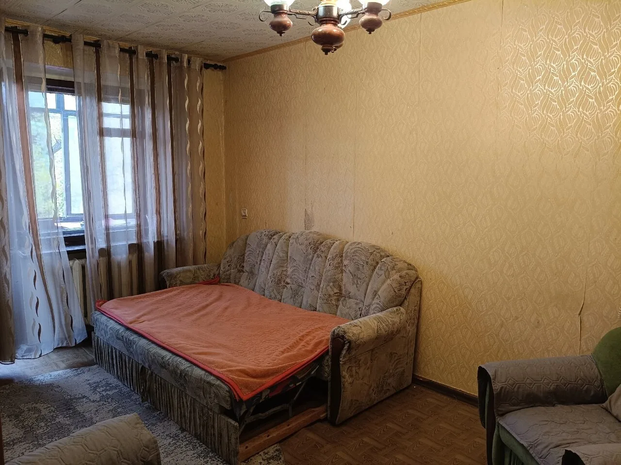 Продам 3-х комнатную квартиру в ЦГР,  ул. Кирова, 13, 2/5,  не угловая, окна столярка,  комнаты разд