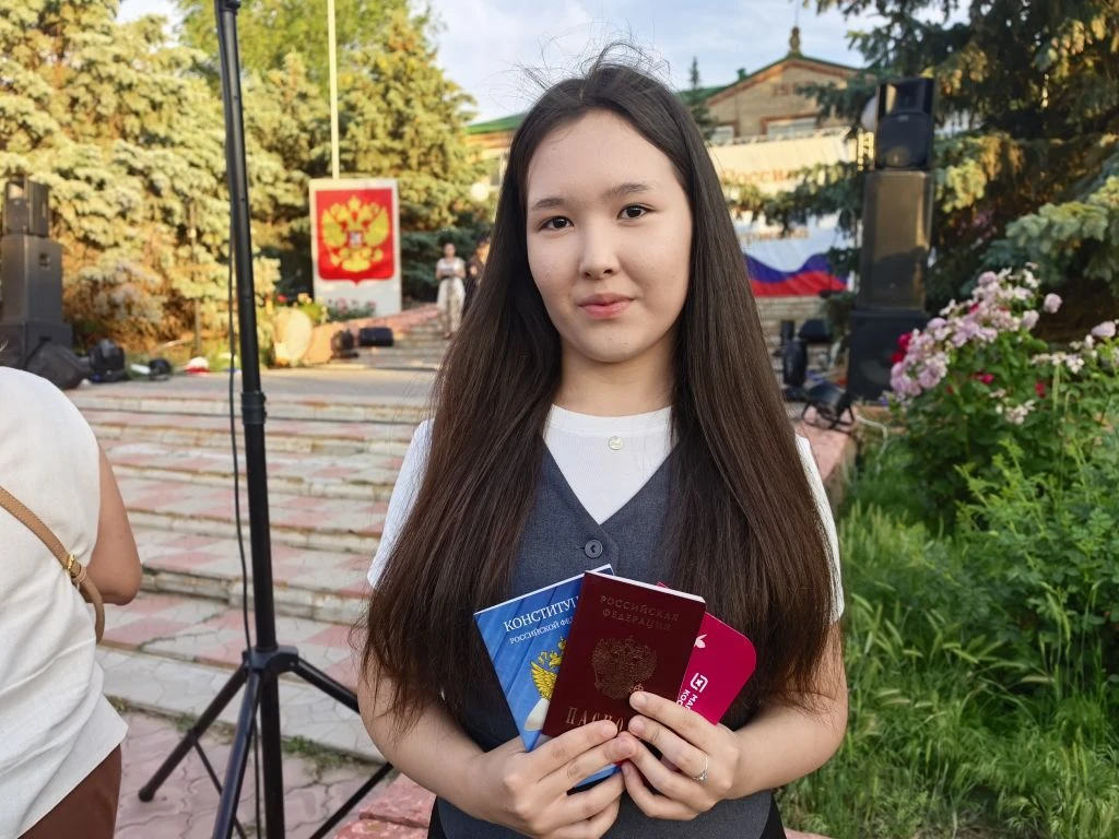 Десять юных володарцев в торжественной обстановке получили свои первые паспорта.