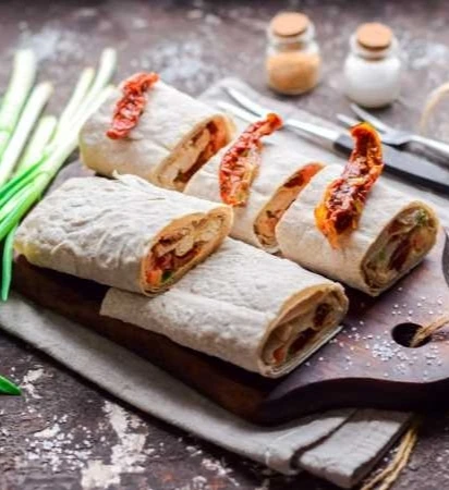 РУЛЕТ ИЗ ЛАВАША С КУРИЦЕЙ И ВЯЛЕНЫМИ ТОМАТАМИ