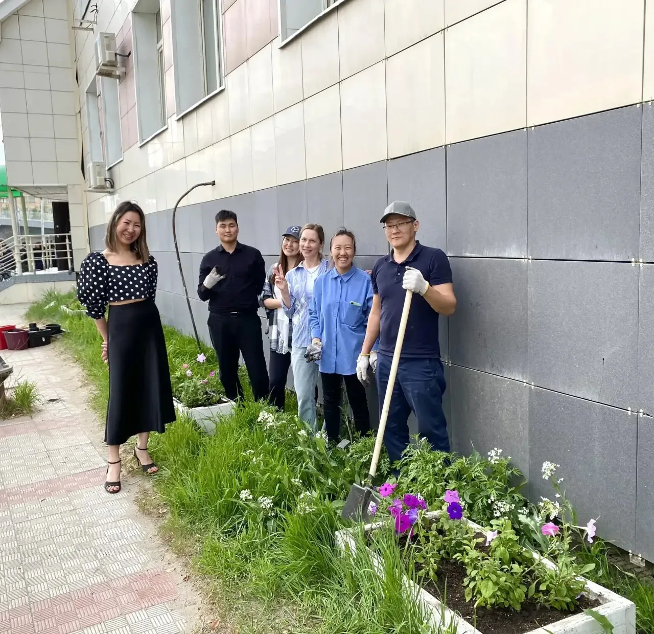 🌞🌿 С наступлением летнего сезона коллектив Управления государственного строительного и жилищного н