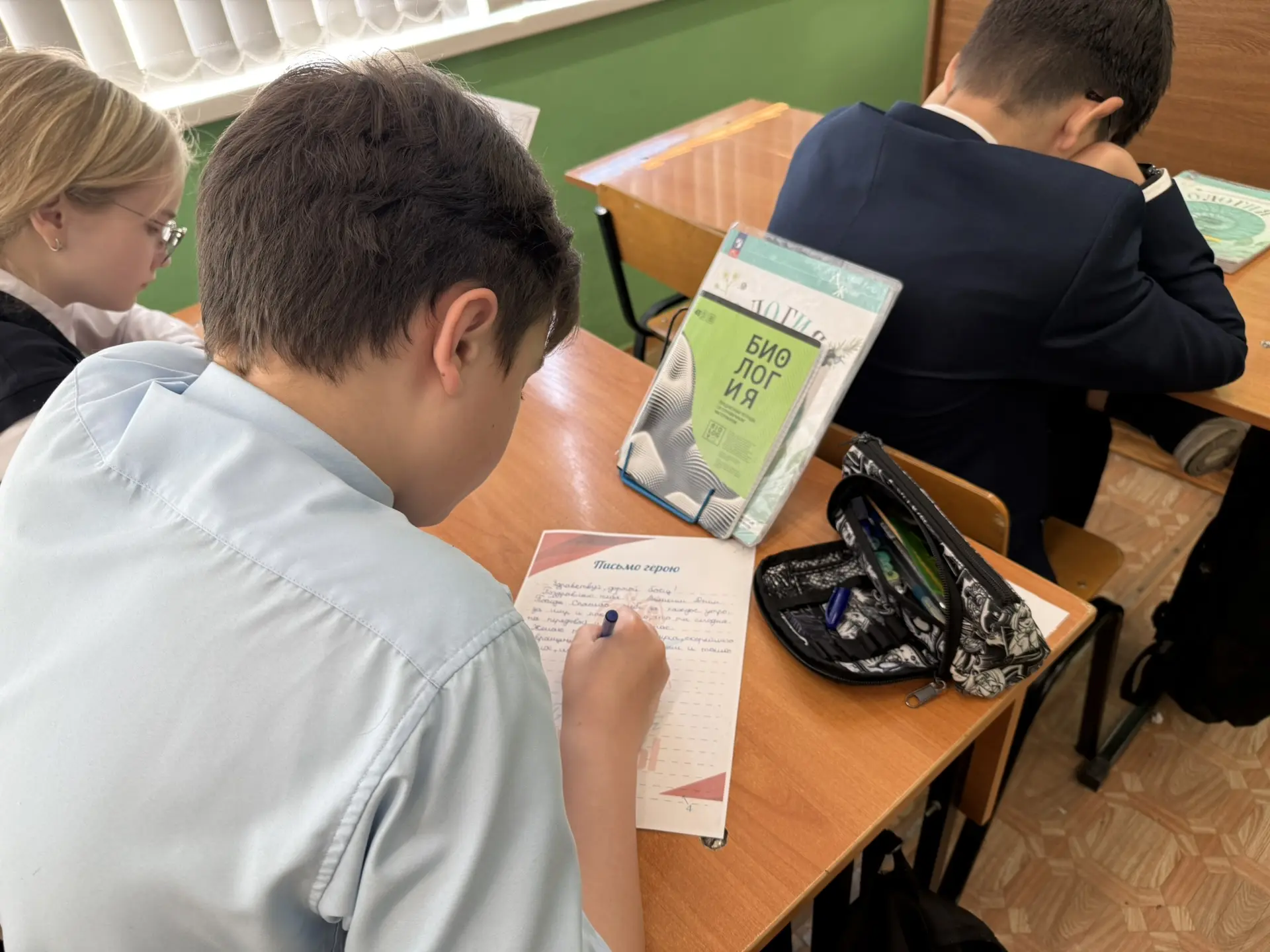 В нашей школе прошла трогательная и важная акция «Письмо солдату». Ребята с большим воодушевлением и