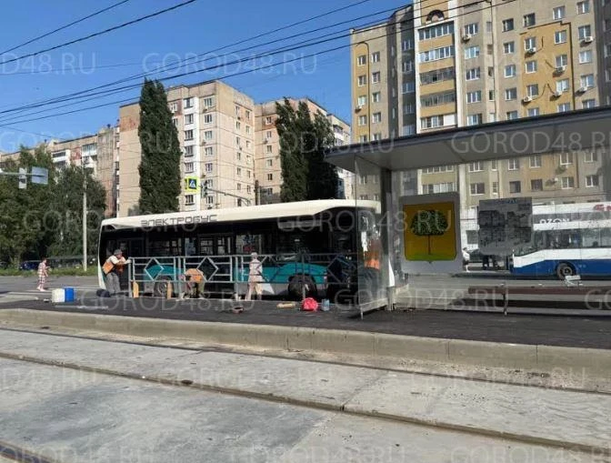 Трамвайный концессионер закрыл проход к остановке автобусов.

Жители 22-го и 21-го микрорайонов обна