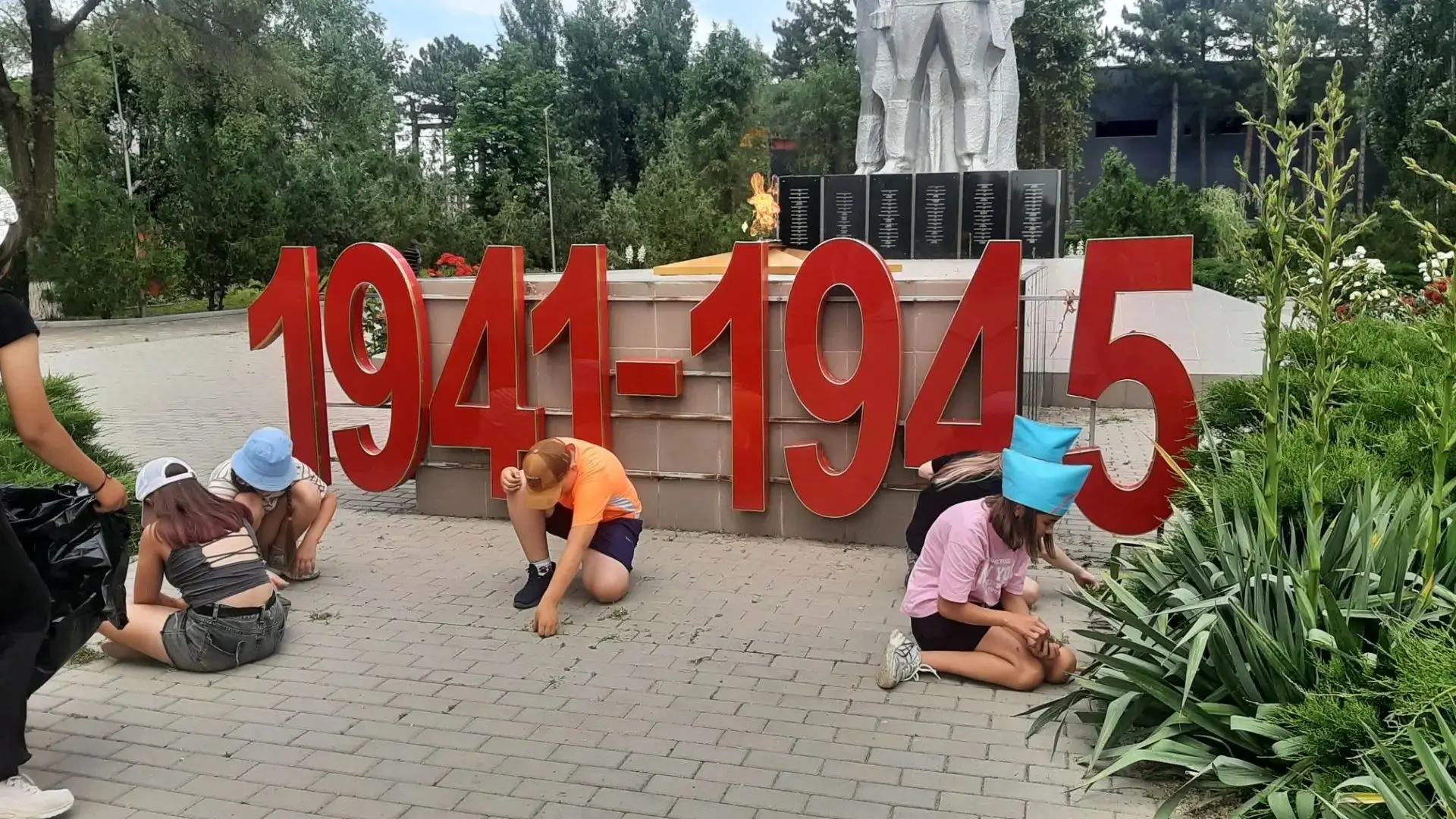 В преддверии 22 июня — Дня памяти и скорби — воспитанники лагеря "Мечта" приняли участие в благоустр