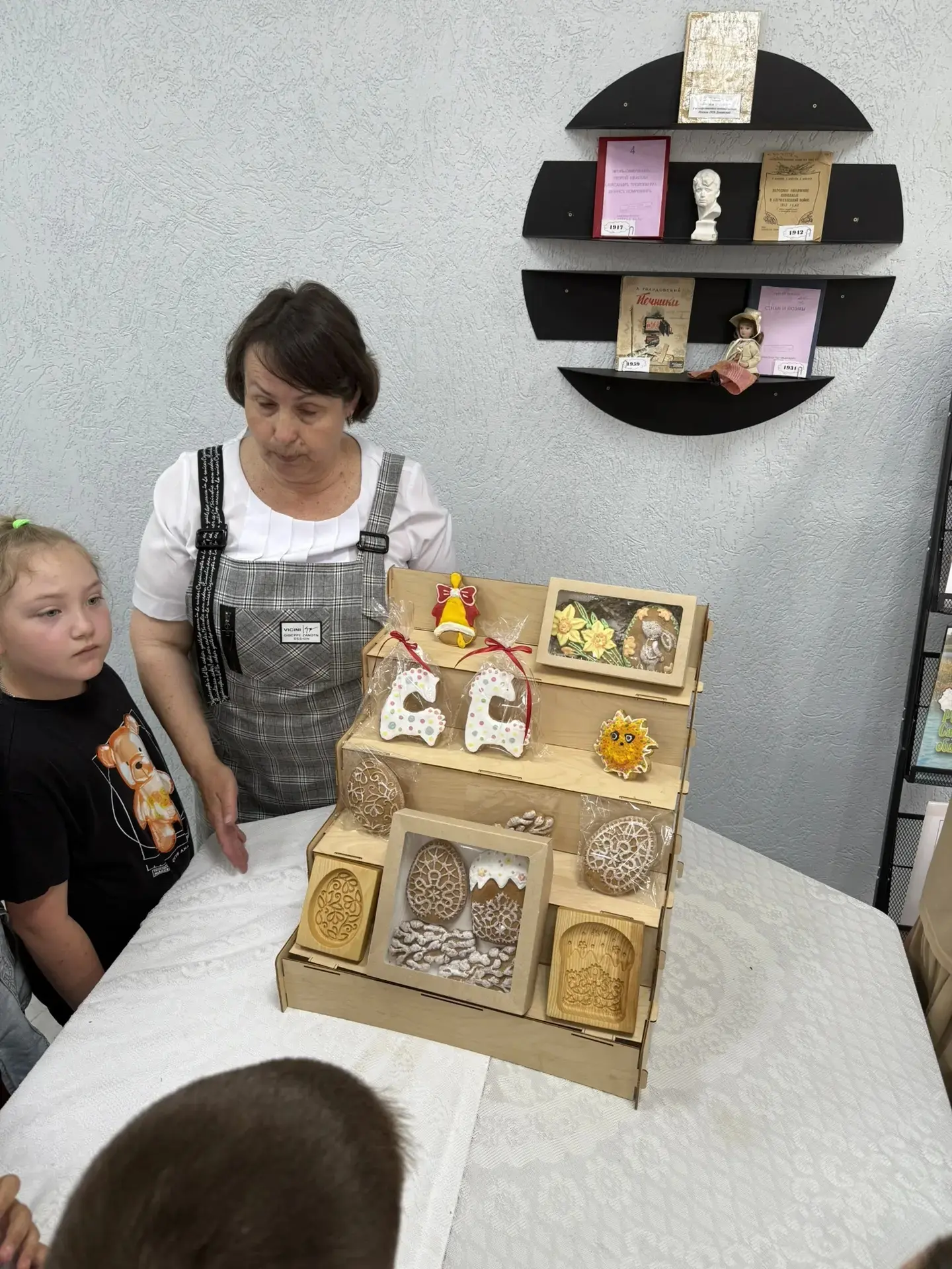 Ребята летней площадки совершили экскурсию в центральную городскую библиотеку. В Год единства народо
