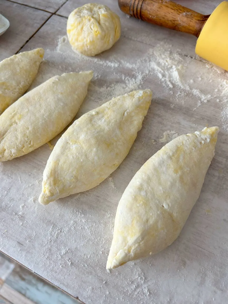 Доброе утро, мои хорошие ❤️  Пирожки из творожного теста с клубничным джемом  Выход ~ 410 гр (5 шт) 